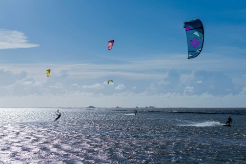 Kitesurfing on the North Sea, Lüttmoorsiel, Reußenköge, on the horizon Hallig Nordstrandischmoor,