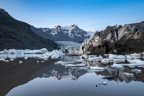 Reflection in the Svínafellslon glacier lagoon with ice floes, Svínasfellsjökull glacier tongue,