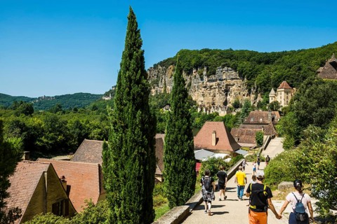 Medieval village with rocks by the river, La Roque-Gageac, Dordogne, Périgord, Département