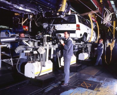 Industry, production, automation of the car industry, worker at conveyor belt, robot, 12 06 1995