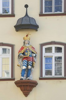 Figure at the house Zum Römischen Kaiser, king, historical, clothing, Kornmarkt, Wetzlar, Hesse,