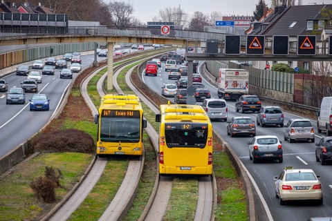 Motorway A40, Ruhrschnellweg, city centre of Essen, exit Essen-Frillendorf, Spurbus route, this