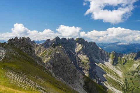 Panorama from the Großer Daumen (2280m) to the Daumengruppe with Wengenköpfe to the Nebelhorn