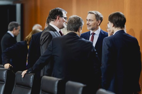 (L-R) Wolfgang Schmidt (SPD), Chef des Bundeskanzleramtes, Robert Habeck (Buendnis 90 Die Gruenen),