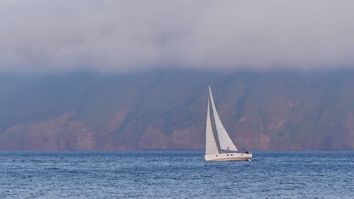 Single sailing boat, lying diagonally in the water, lusts of Lipari, low-hanging clouds, Lingua,