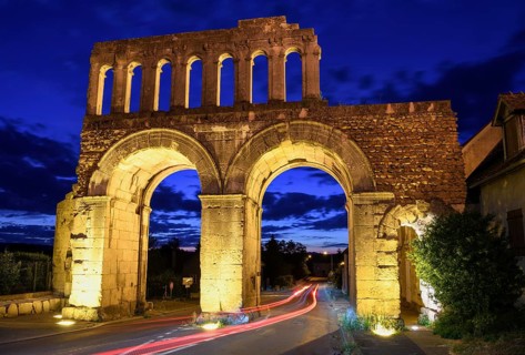 Roman city gate Porte d'Arroux, blue hour, blue hour, Autun, Département Saône-et-Loire, Region