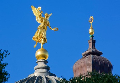 Dresden Old Town, Fama or Pheme and the dome of the building of the new Saxon Art Association. In