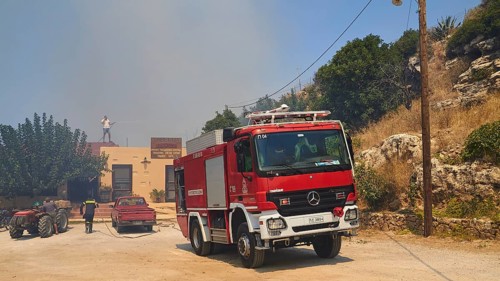Taverna, threatened by fire, firefighting, fire engine, smoke, fire, Falassarna, west coast, Crete,