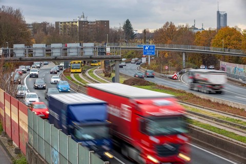 Motorway A40, Ruhrschnellweg, city centre of Essen, exit Essen-Huttrop, Spurbus route, this area
