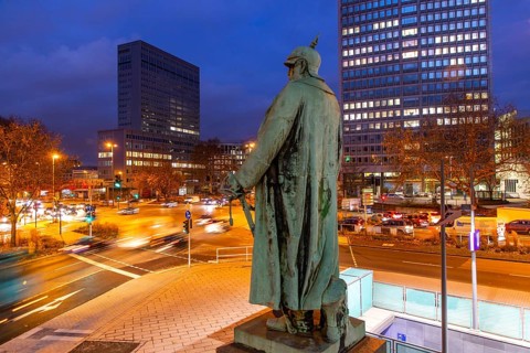 Evening city centre traffic in Essen, large intersection, Bismarck Platz, Hindenburg Strasse, Krupp
