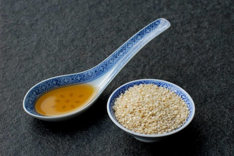 Sesameoil and white , spoon
