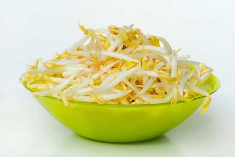 Mung beanstree sprouts in shell (Vigna mungo) (Phaseolus mungo), Mung beans (Phaseolus radiatus)