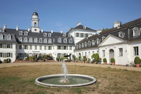 Inner courtyard with fountain of the baroque Rumpenheim Castle, white, Rumpenheim, Main, Offenbach,