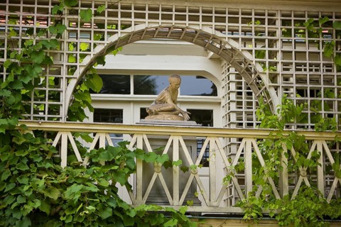 Tiefurt is the former place of the muses of Weimar court society. From 1781, the rural estate was