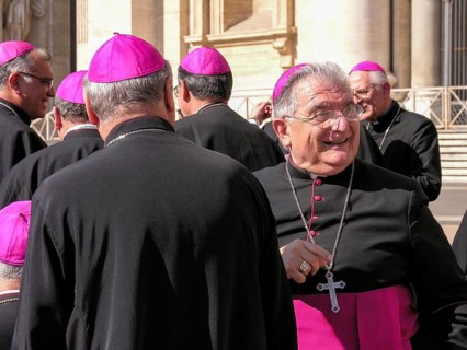 Bishops in conversation, first papal audience, Pope Benedict XVI, Ratzinger, 27. 04. 2005, Piazza