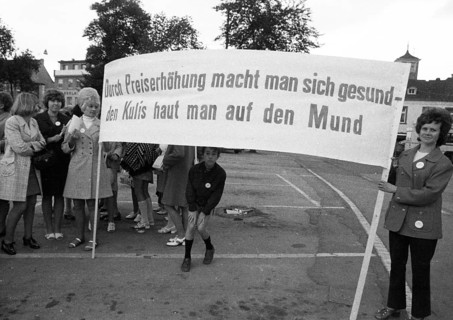 With sometimes original slogans, members and supporters of IG Textil und Bekleidung demonstrated