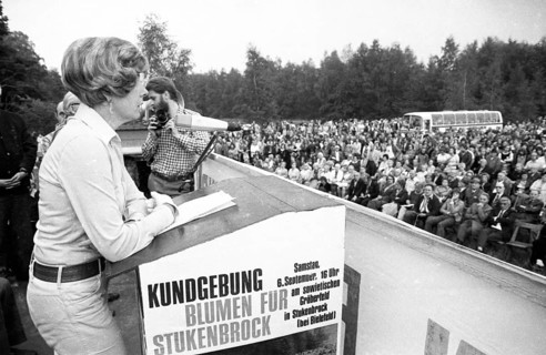Blumen fuer Stukenbrock die Totenehrung sowjetischen NS-Opfer am 6.9.1975 ist eine Veranstaltung