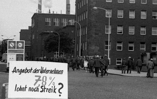 Workers and employees of Chemische Werke Huels (CWH), here in Marl on 30 June 1971, went on a