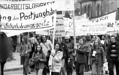 Called by the DGB youth, about 2000 mostly young people demonstrated on 25.10.1975 for