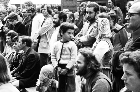 Discussion, song and dance should bring natives and migrants closer together - according to the