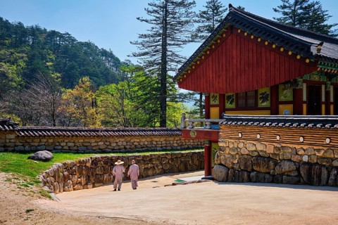 SEORAKSAN, SOUTH KOREA, APRIL 15, 2017: Sinheungsa Buddhist temple in Seoraksan National Park,
