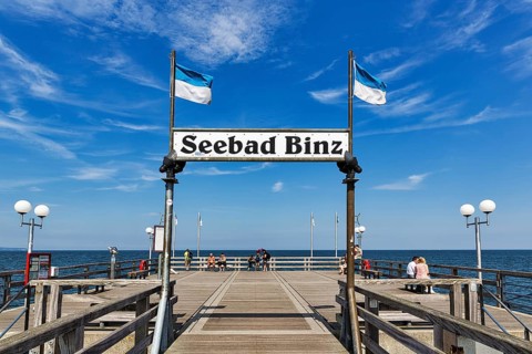 Pier with tourists and sign, inscription Seebad Binz, sunny weather, Rügen, Mecklenburg-Western