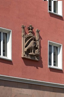 House sign, relief, eagle feeding its young in the nest, Bergstr. 13 ud 15, Nuremberg, Middle