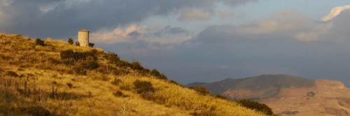 All around, panorama shot, evening light, autumn hill landscape, brown fields, dramatic cloudy sky,