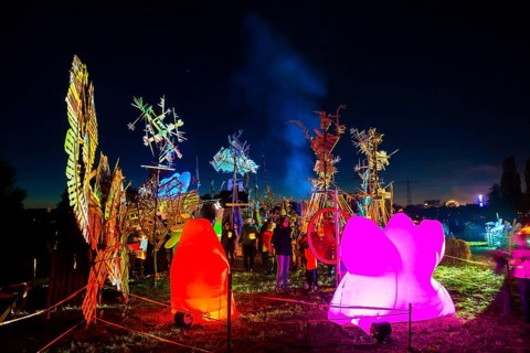 Grand finale of the travelling theatre festival on the Elbe meadows