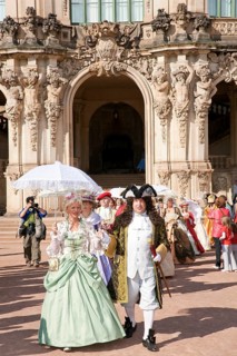 Baroque performers in the Zwinger, the tradition of past festivities and court ceremonies at the