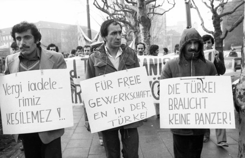 A ban on the Turkish right-wing organisation Graue Woelfe and the NPD was demanded by predominantly