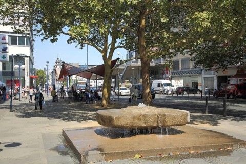 Pedestrian zone and fountain at the market place, Große Marktstraße, Main, Offenbach, Hesse,