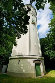 The white Radebeul water tower from 1917, also known as the Franzosenturm, which can be seen from