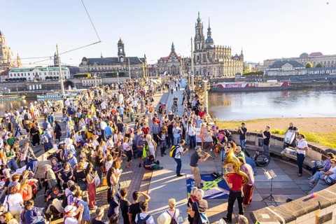 Dresden eats colourfully on Augustusbrücke and Schlossplatz. The motto of this year's banquet is