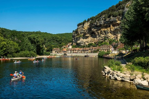 Medieval village with rocks by the river, La Roque-Gageac, Dordogne, Périgord, Département