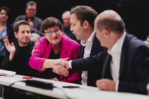 (R-L) Olaf Scholz (SPD), Bundeskanzler, Lars Klingbeil, SPD-Parteivorsitzender, Saskia Esken,