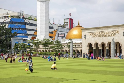Grand Mosque of Bandung, Masjid Raya Bandung on the alun-alun, open lawn square in the city
