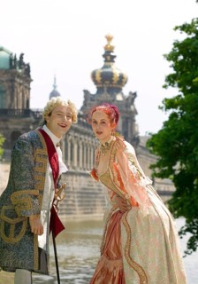 Baroque performers in the Zwinger, the tradition of past festivities and court ceremonies at the