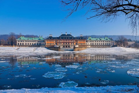 Ice drift on the Elbe in Dresden Pillnitz