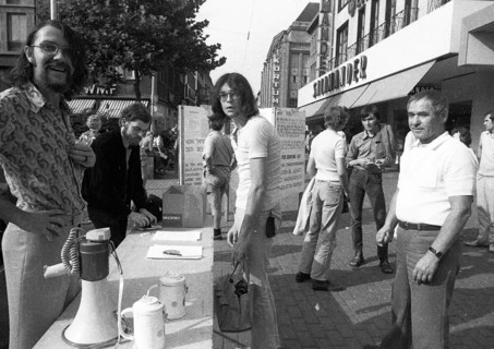 A collection of signatures by students, as here in Bochum on 18.8.1971, opposed sentencing of Red
