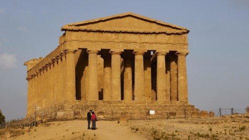 Evening light, Concordia temple, 2 visitors, front, valley of the temples, valle dei templi,