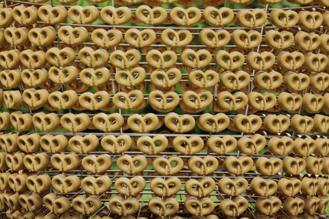 Detail of the sculpture Fruit Cake by Joana Vasconcelos 2011, pattern, row, pretzels, figures,