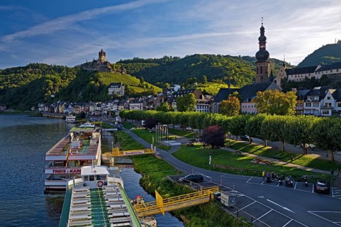Town view of Cochem on the Moselle with Reichsburg Castle, Rhineland-Palatinate, Germany, Europe
