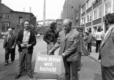 Strike by the Chemical, Paper and Ceramics Workers' Union begins in Cologne on 8.6.1971 with large