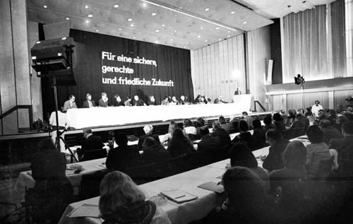 Peace and disarmament are the topics of a conference of the peace movement on 08.12.1974 in Bad