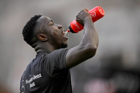 Silas Katompa Mvumpa VfB Stuttgart (14) drinks from the drinking bottle, Logo Coca Cola,