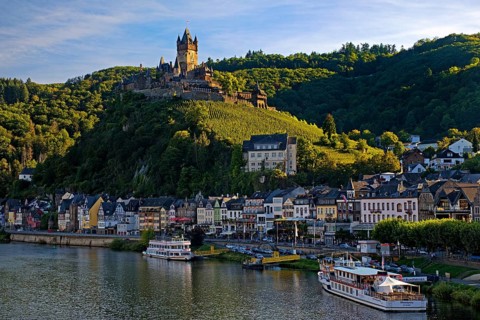 Town view of Cochem on the Moselle with Reichsburg Castle, Rhineland-Palatinate, Germany, Europe