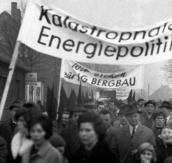 With black flags, miners of the Bismarck colliery and their relatives demonstrated against the