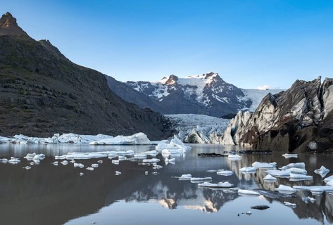 Reflection in the Svínafellslon glacier lagoon with ice floes, Svínasfellsjökull glacier tongue,