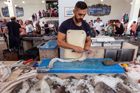 Black scabbardfish (Aphanopus carbo) being filleted, fish hall, fish market, market hall Mercado